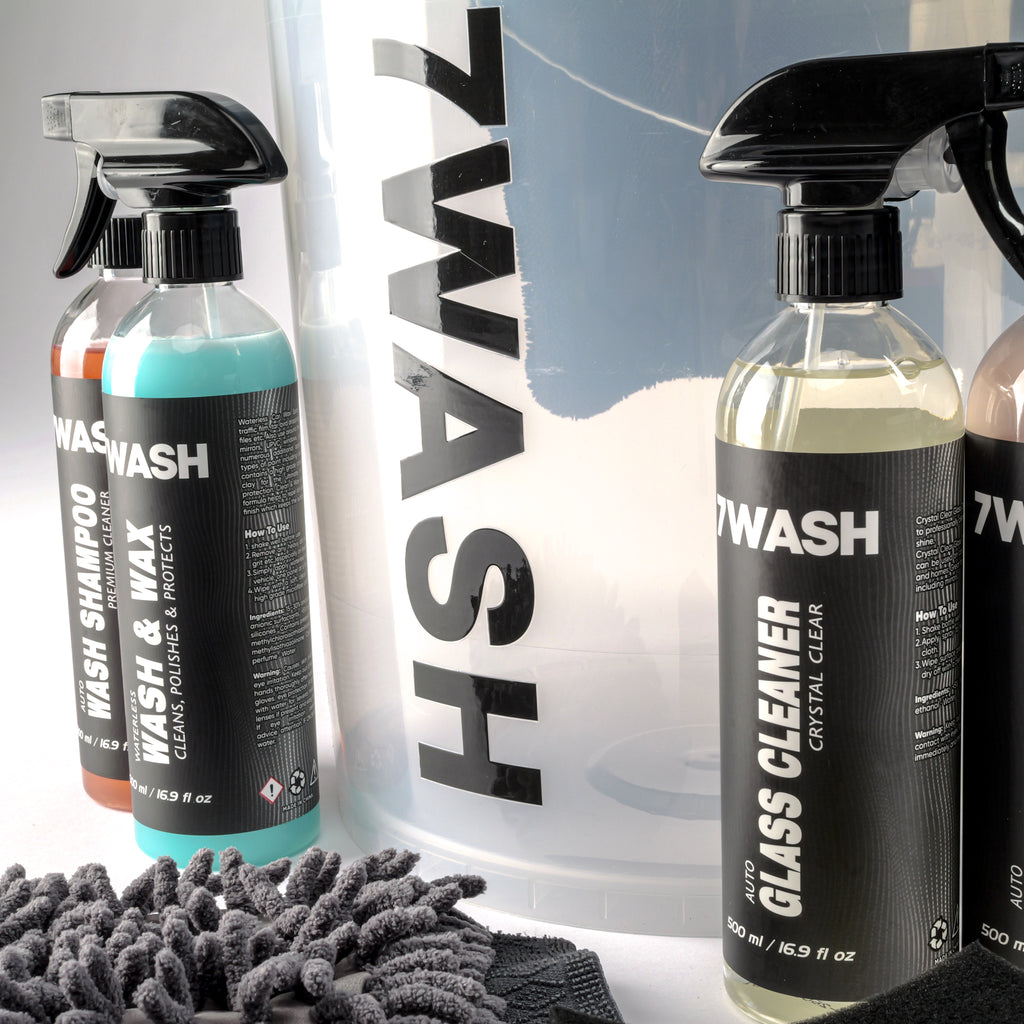 7WASH Exterior Car Care Kit: Transparent bucket with four 500ml cleaning products for paint, glass, and tires plus washing accessories.